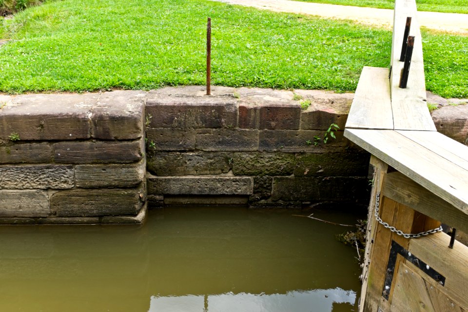 Culvert valve stem on Pennyfield Lock