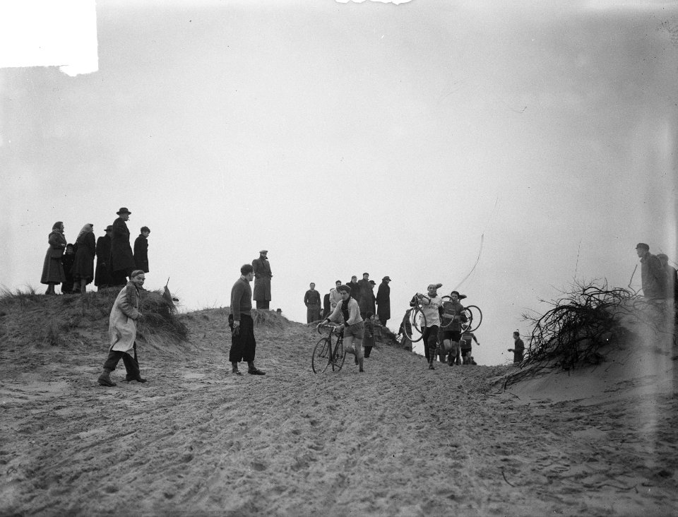 Cyclecross Bloemendaal, met fiets op rug, Bestanddeelnr 903-7994