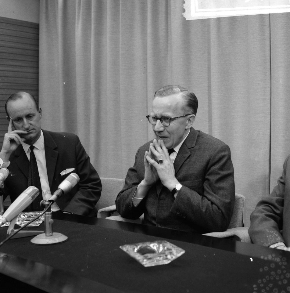 D. Durrer (met bril) tijdens een persconferentie, Bestanddeelnr 918-3764