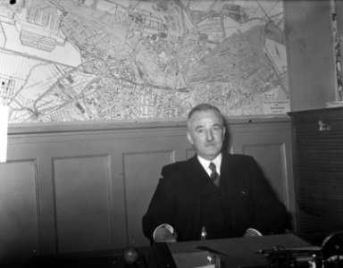 D.P. Jansen (Directeur SHB) met pensioen achter bureau, Bestanddeelnr 904-3918
