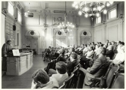 D'66 Symposium over de economische toekomst van Haarlem in de gehoorzaal van het Teylers Museum