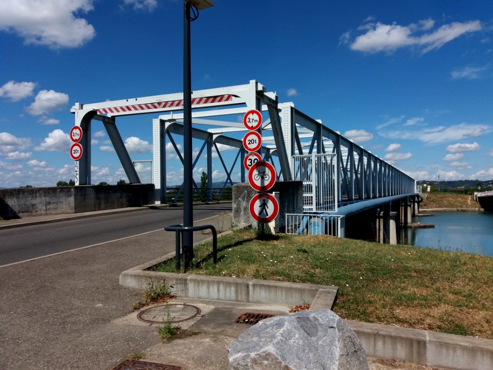 Décines - Charpieu - Entrée du pont de Décines