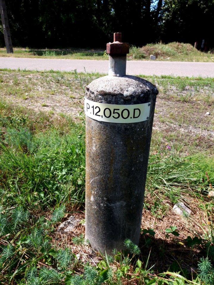 Décines-Charpieu - Chemin de Halage - Sortie de tuyau avec indication kilométrique P.12,050.D