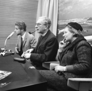 D.S.. Collins (midden), voorzitter van het International Defense and Aidfund for, Bestanddeelnr 918-5426