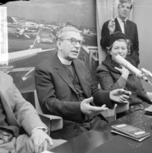 D.S.. Collins (midden), voorzitter van het International Defense and Aidfund for, Bestanddeelnr 918-5423