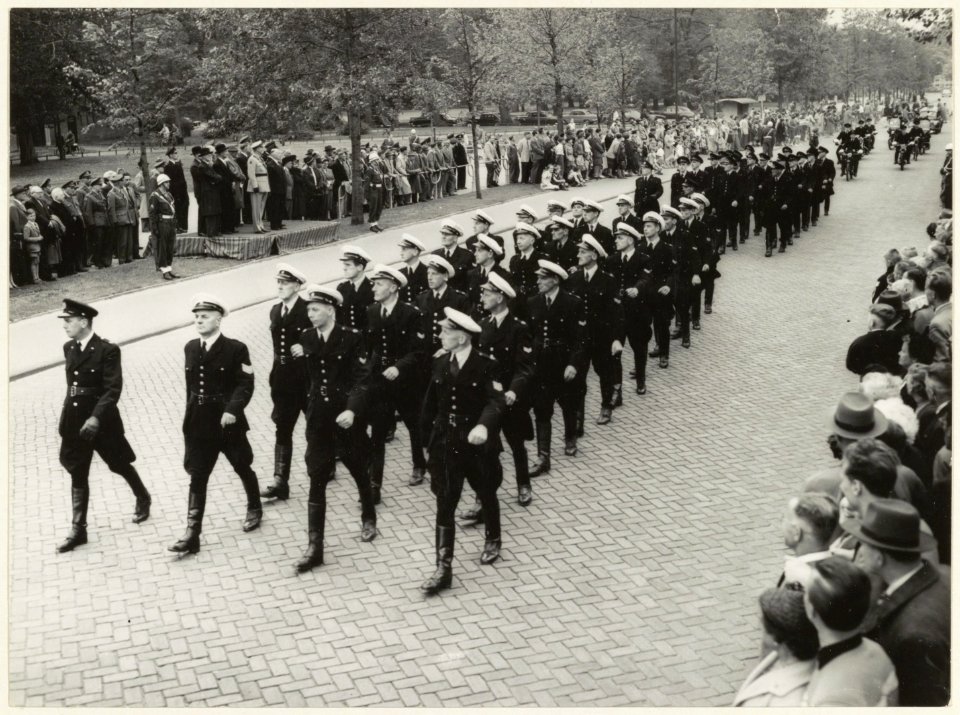 Défilé op de Dreef van de reserve politie gehouden op de Provinciale dag in 1955. NL-HlmNHA 54004252