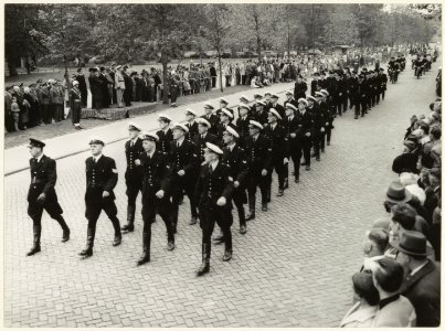 Défilé op de Dreef van de reserve politie gehouden op de Provinciale dag in 1955. NL-HlmNHA 54004252