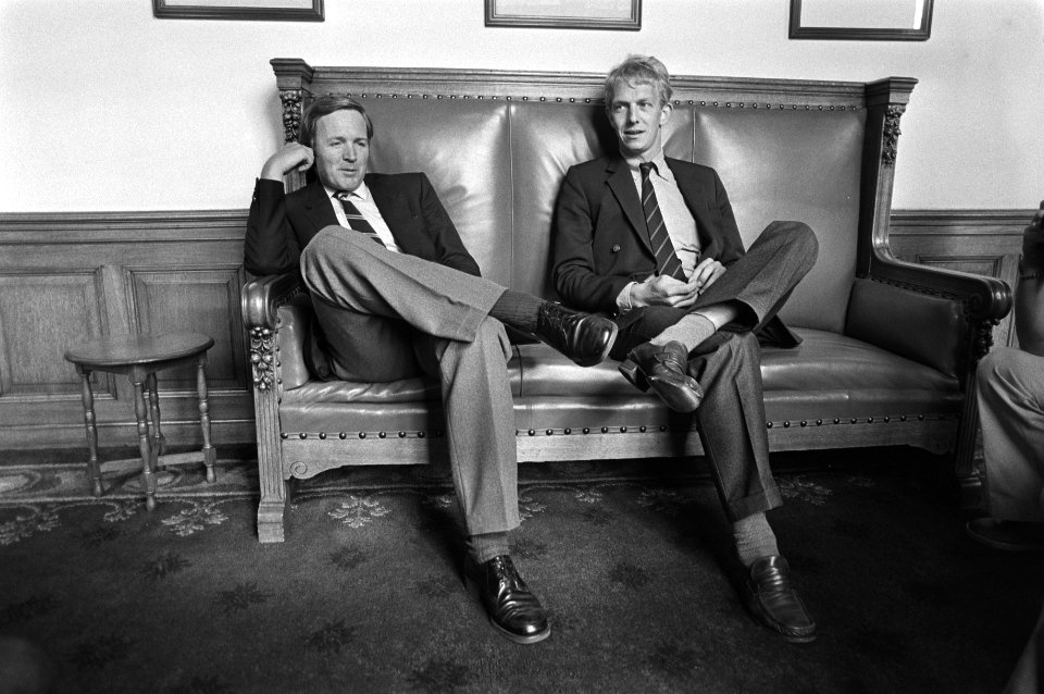 D'66 Fractievoorzitter Jan Terlouw wachtend in de gang met (rechts) zijn voorlic, Bestanddeelnr 931-6462