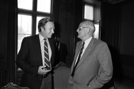 D'66 fractievoorzitter Jan Terlouw (links) in gesprek met informateur Wilhelm de, Bestanddeelnr 931-6466