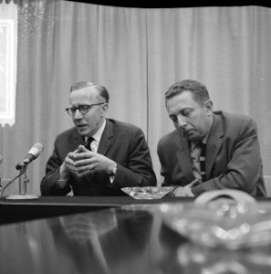 D. Durrer en F.L. Meijler (r) tijdens een persconferentie, Bestanddeelnr 918-3763
