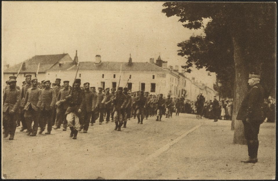 Défilé voor generaal Joffre van door territorialen geëscorteerde krijgsgevangene, Bestanddeelnr 158-1876