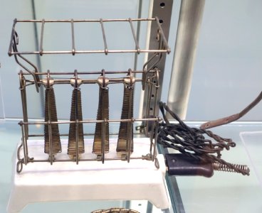 D-12 Electric Toaster, c. 1910 - Museum of Science and Industry (Chicago) - DSC06470