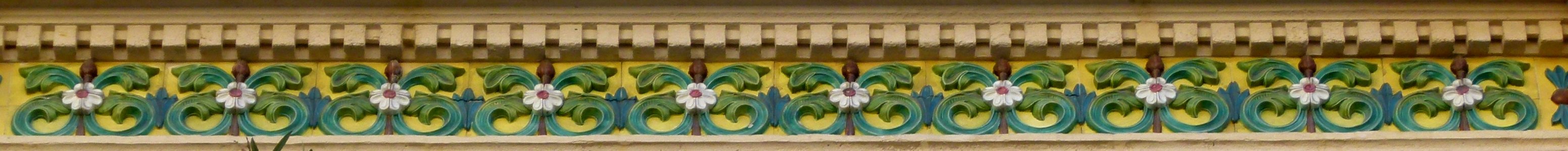 Détail de mosaïque sur façade immeuble parisien