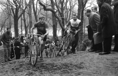 Cyclo-cross Katerkoers 1969 winnaar Cor Rutgers (links) passeert Joop Zoetemel, Bestanddeelnr 921-9833