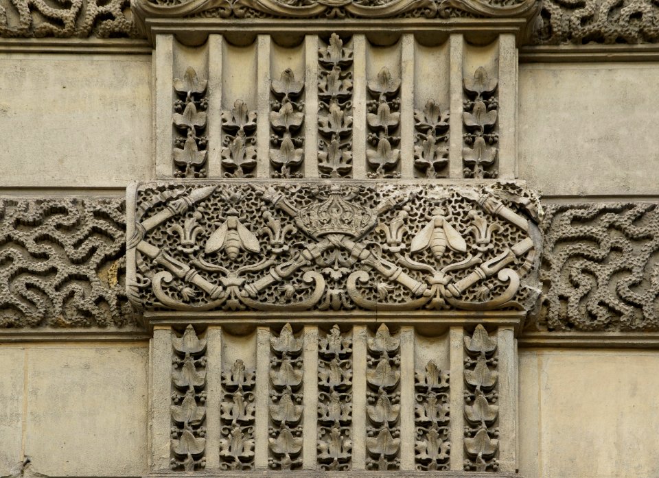 Détail abeilles couronne Louvre