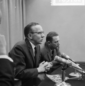D. Durrer en F.L. Meijler (r) tijdens een persconferentie, Bestanddeelnr 918-3762