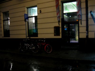 Długi stojak rowerowy na Miodowej