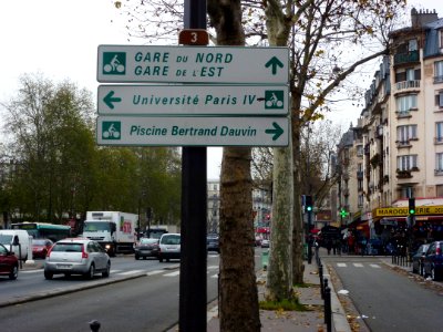 Cycling route sign in Paris Clignancourt