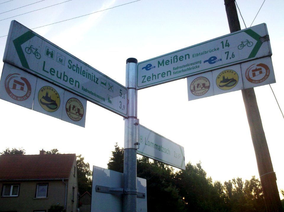 Döbeln–Elbe-Radroute Mertitz Normwegweiser Ecke S85-Zöthain 2015