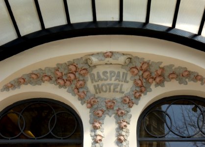 Détail de la porte d'entrée de l'hôtel Raspail à Paris photo