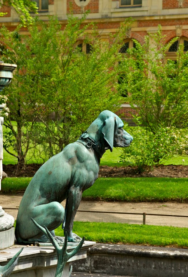 Détail fontaine de Diane chien Fontainebleau
