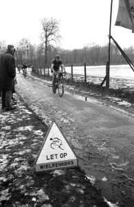 Cyclo-cross Katerkoers 1969 op voorgrond bord Let op wielrenners ., Bestanddeelnr 921-9836