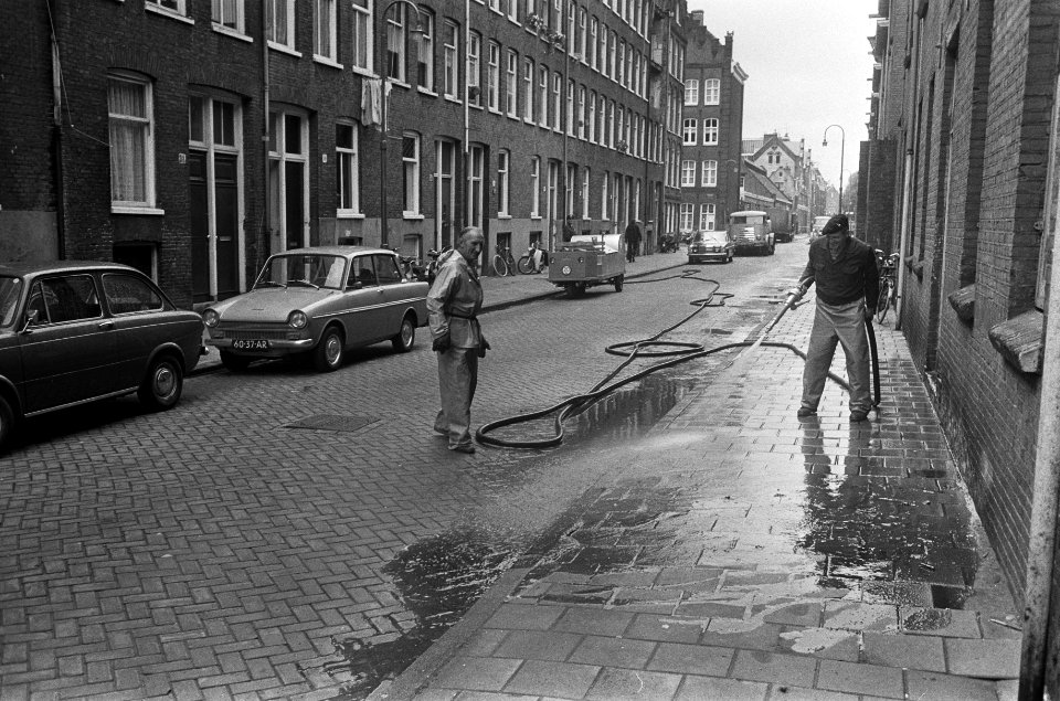 Czaar Peterbuurt , Amsterdam, wordt schoongemaakt door stadsreiniging, Bestanddeelnr 926-6555
