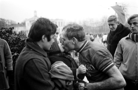Cyclo-cross Katerkoers 1969 . Winnaar Cor Rutgers kust zijn kind, Bestanddeelnr 921-9835