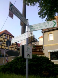 Döbeln–Elbe-Radroute Leuben Normwegweiser Radroutenkreuzung 2015