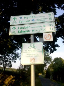 Döbeln–Elbe-Radroute Nelkanitz Lossen Normwegweiser mit Hinweis Landkreiswechsel 2015