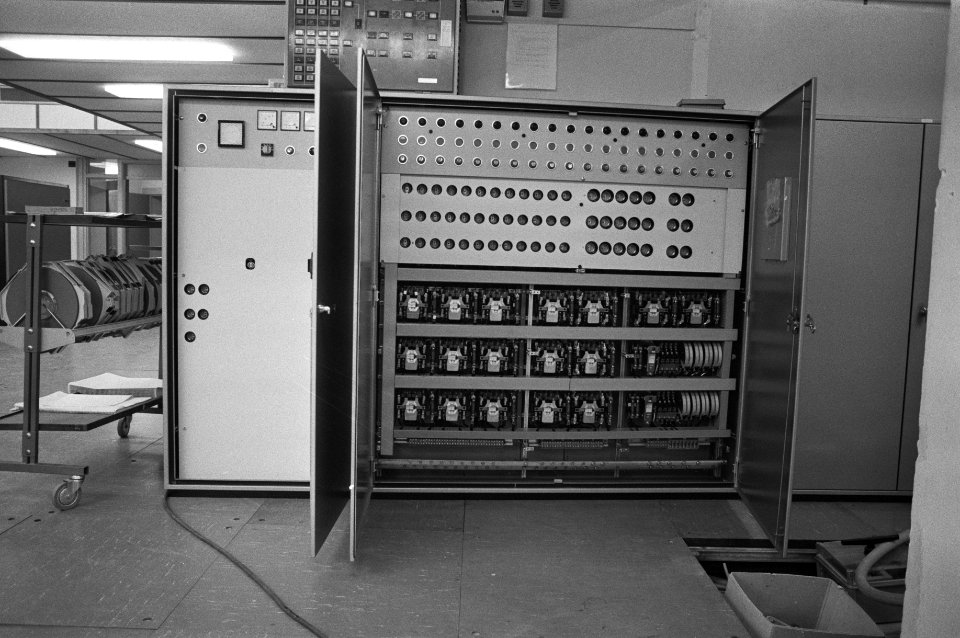 Computerkast (merk Weber) bij Nederlandse Middenstandsbank Amstelstraat Amsterda, Bestanddeelnr 925-3495