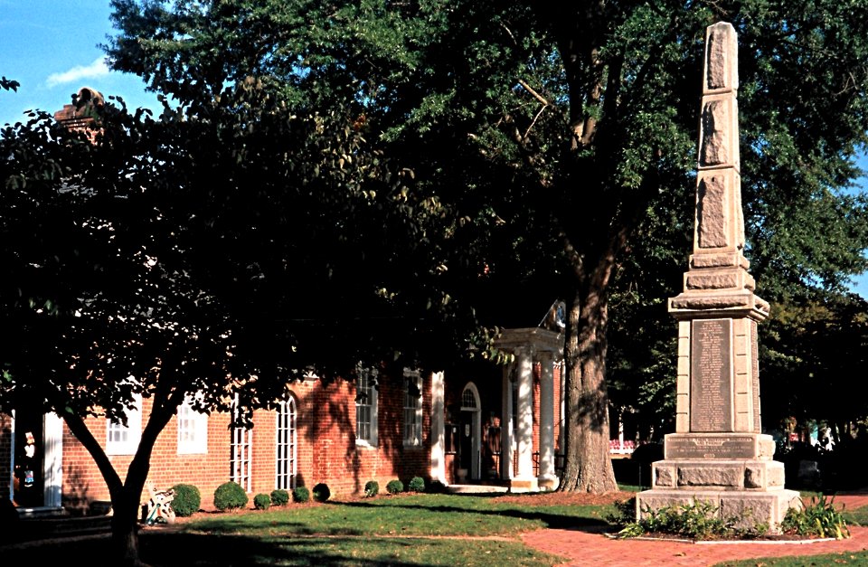 Confederate Monument and Courthouse, Gloucester Courthouse, 2008-10-13