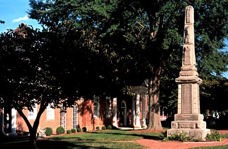 Confederate Monument and Courthouse, Gloucester Courthouse, 2008-10-13