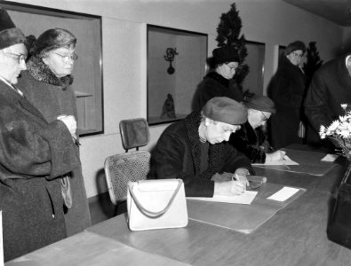 Condoleance registers tekenen in Stedelijk Museum, Bestanddeelnr 914-5773