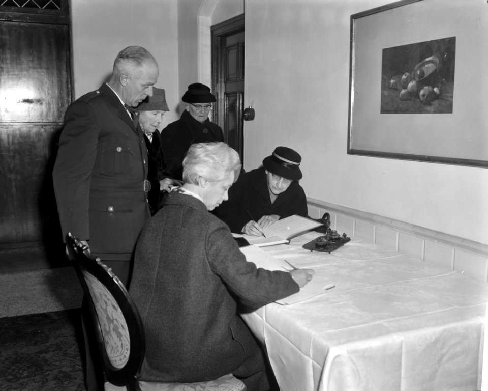 Condolatieregister op Het Loo te Apeldoorn getekend, Bestanddeelnr 914-5597