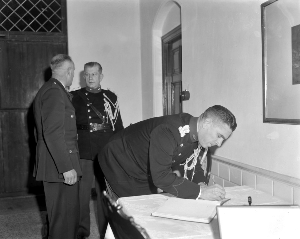 Condolatieregister op Het Loo te Apeldoorn getekend, de Marechaussee tekent, Lui, Bestanddeelnr 914-5598