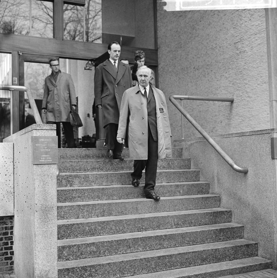 Condoleancebezoek op de Ambassade te Den Haag De Russische Ambassade in ons la, Bestanddeelnr 915-7719