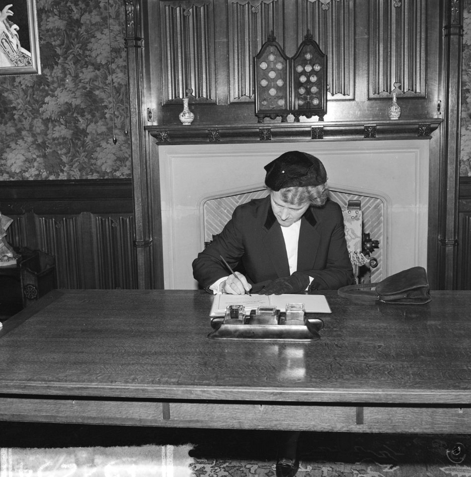 Condoleanceregister voor de Paus Minister Klompé tekent het register, Bestanddeelnr 915-2254
