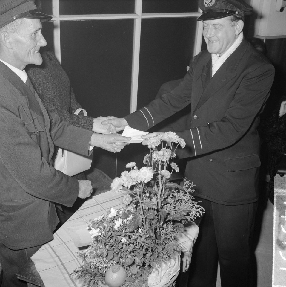 Conducteur Piet Stern met pensioen na 45 jaar dienst bij de gemeente-tram, Bestanddeelnr 914-5137