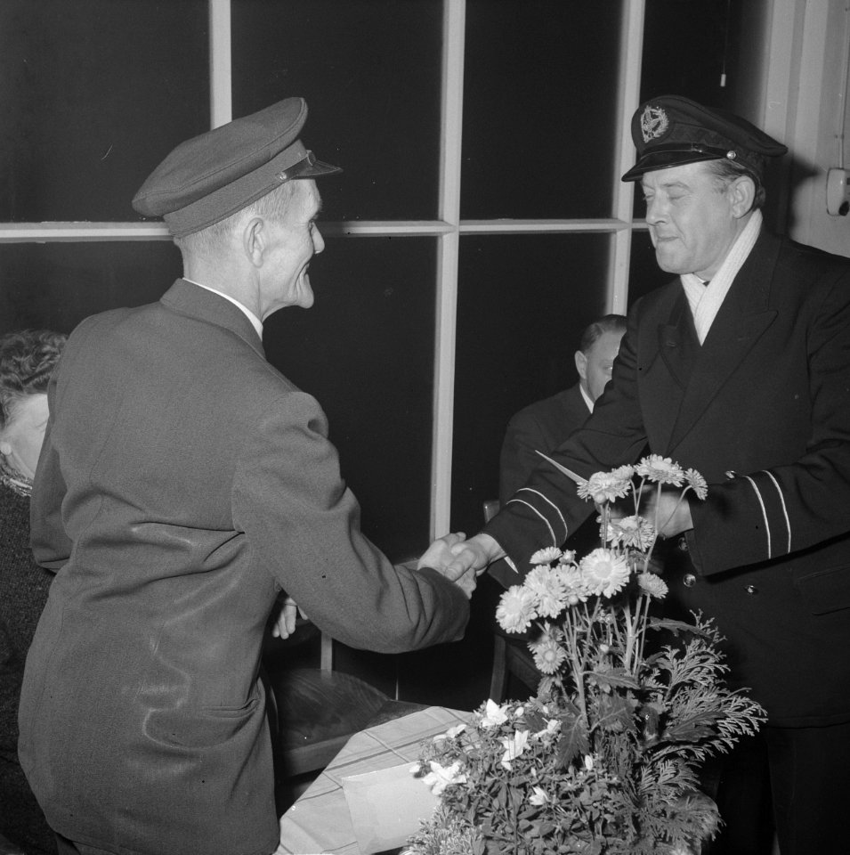 Conducteur Piet Stern met pensioen na 45 jaar dienst bij de gemeente-tram, Bestanddeelnr 914-5135