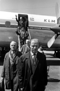Concertgebouw-orkest op Schiphol uit Wenen, Bernard Haiting en Wethouder De Roos, Bestanddeelnr 914-0089