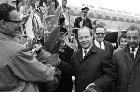 Concertgebouworkest terug uit Amerika, ir Snijders overhandigde een bloemstuk a, Bestanddeelnr 916-3604