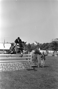 Concours Hippique te Den Haag Axel met mejuffrouw M Koster tijdens de barrage, Bestanddeelnr 915-3684