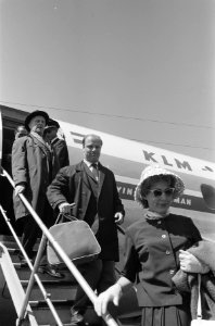 Concertgebouw-orkest op Schiphol uit Wenen, Bernard Haiting en Wethouder De Roos, Bestanddeelnr 914-0090