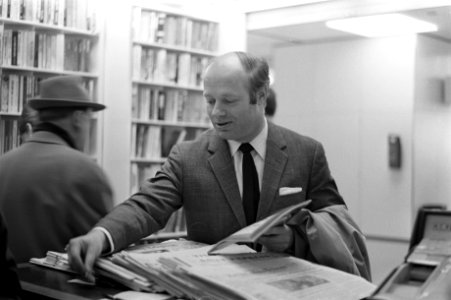 Concertgebouworkest naar Praag. Bernhard Haitink koopt krant, Bestanddeelnr 921-3712