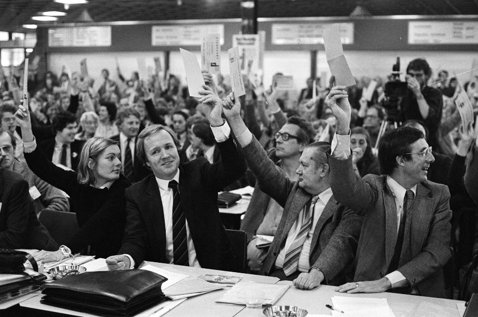 Congres D66 in Utrecht, tijdens de stemming Suzanne Bischoff , Jan Terlouw , Zee, Bestanddeelnr 931-1241