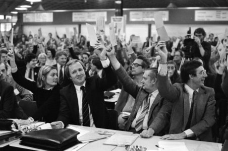 Congres D66 in Utrecht, tijdens de stemming Suzanne Bischoff , Jan Terlouw , Zee, Bestanddeelnr 931-1241