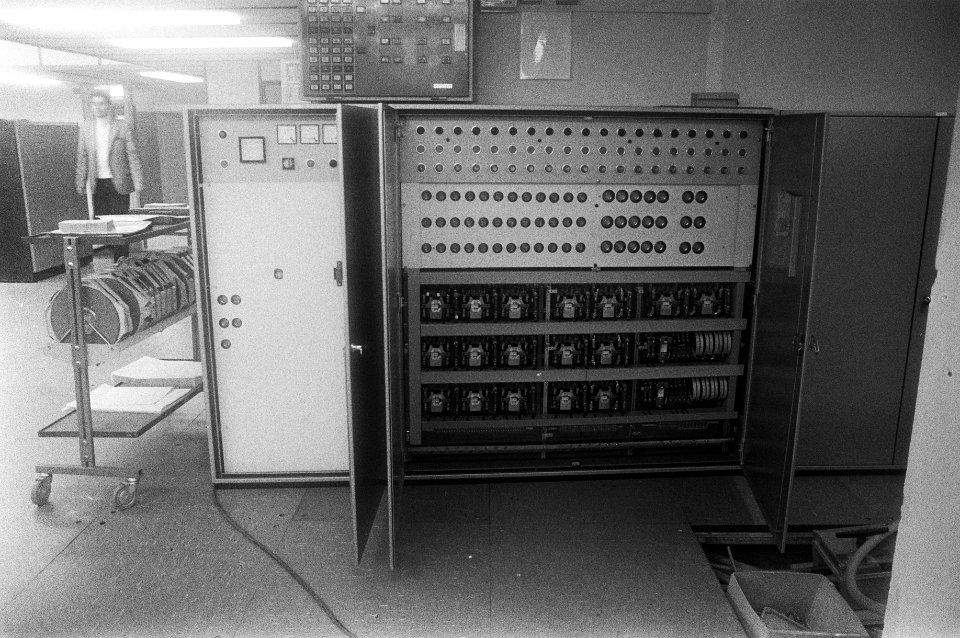 Computerkast (merk Weber) bij Nederlandse Middenstandsbank Amstelstraat Amsterda, Bestanddeelnr 925-3496