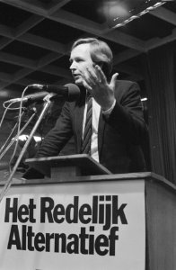 Congres D66 in Utrecht, Terlouw achter de sprekersmicrofoon, Bestanddeelnr 934-6659