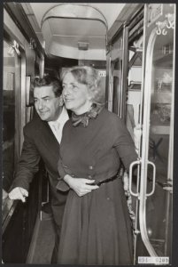 Concertgebouworkest terug in Nederland. Eduard van Beinum met echtgenote in Con…, Bestanddeelnr 094-0209